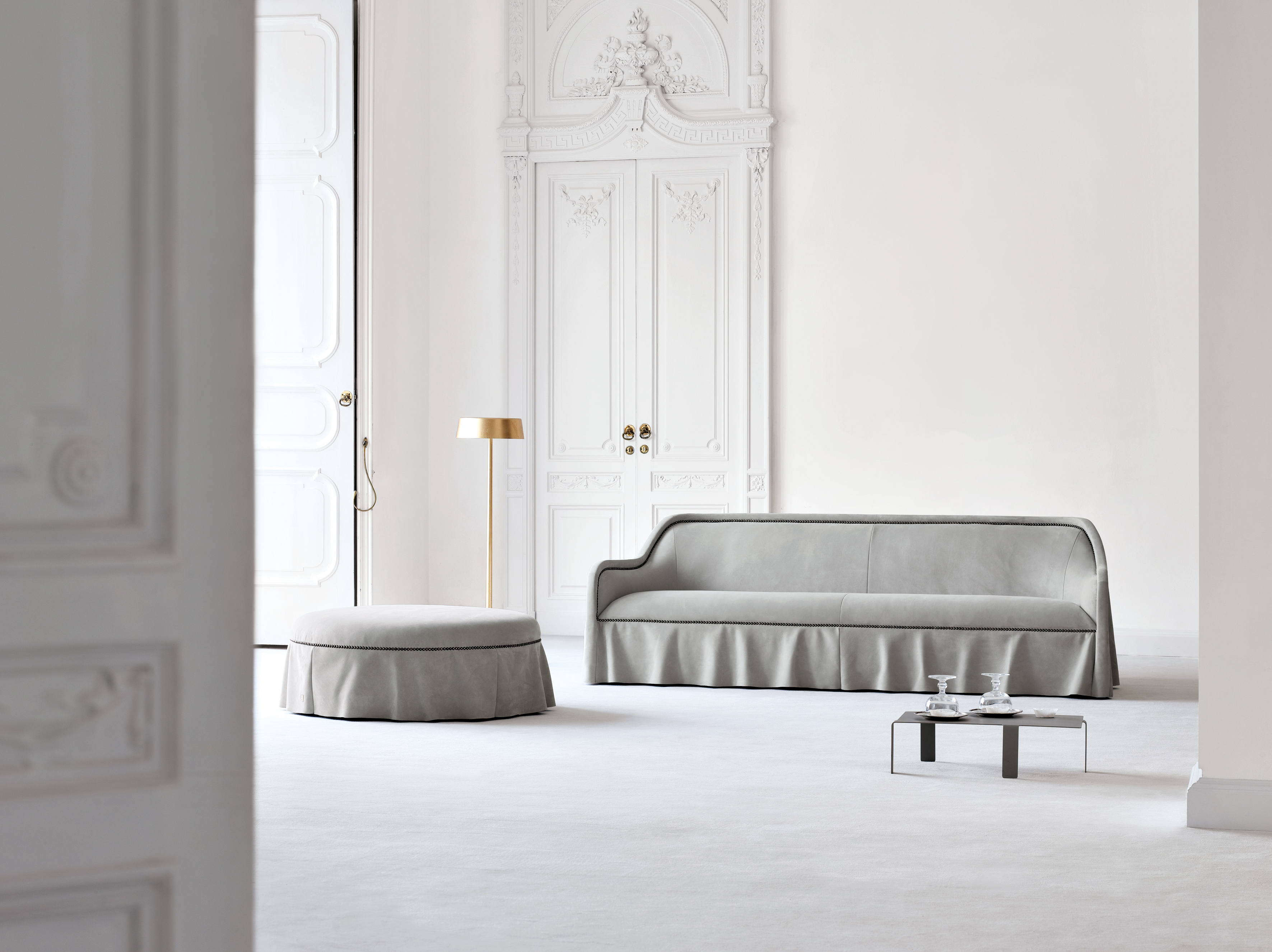 滑順柔和的輪廓線條勾勒出簡約的造型，打造出優雅慵懶